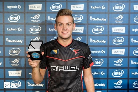 游戏太癫了！千万玩家集体「指猫为鼠」，还成了腾讯王牌游戏的新宠儿