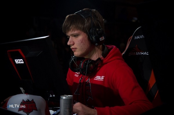 crashies 将继续为 Fnatic 参加 2025 年冠军赛，而 Leo 的未来仍然未知